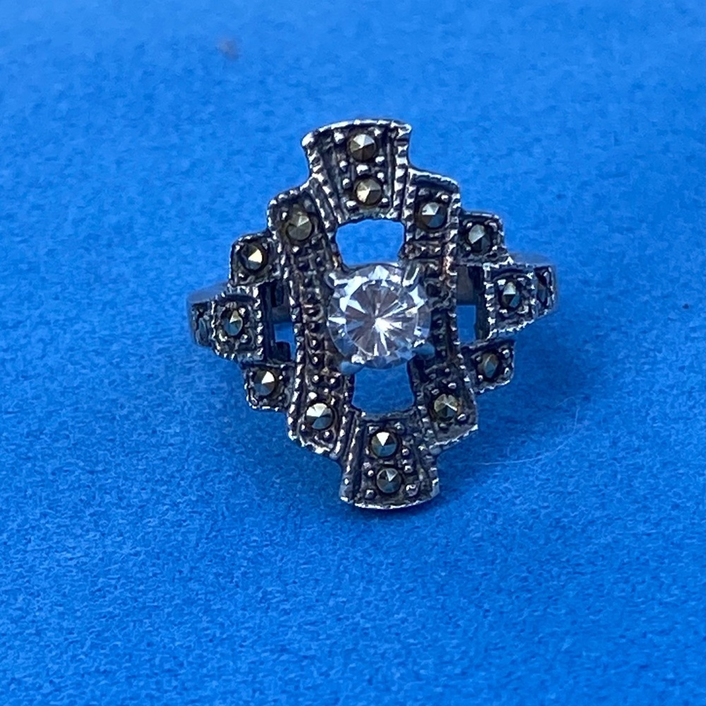 L1- such beautiful detail on this solid SS 925 marcasite and gem ring- goth nice